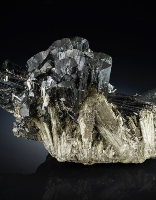 Ilvaite: Huanggang mines, Inner Mongolia, China