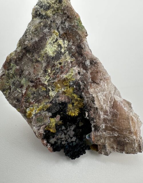 Sklodowskite, Hematite, Magnesite: Pedra Preta pit, Serra das Éguas, Brumado, Bahia, Brazil