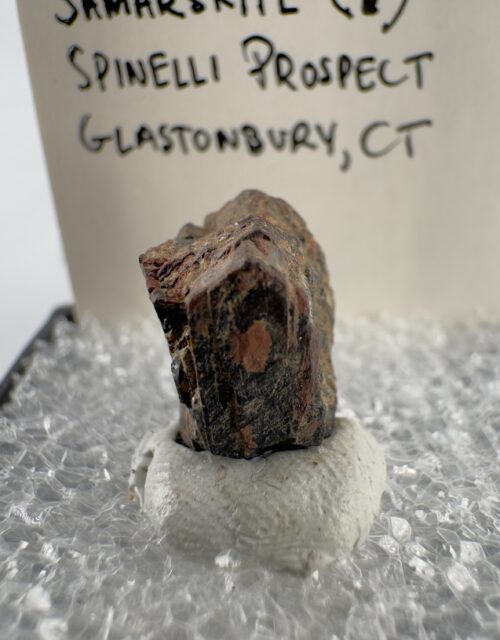 Samarskite-(Y): Spinelli prospect, Glastonbury, Hartford County, Connecticut, USA