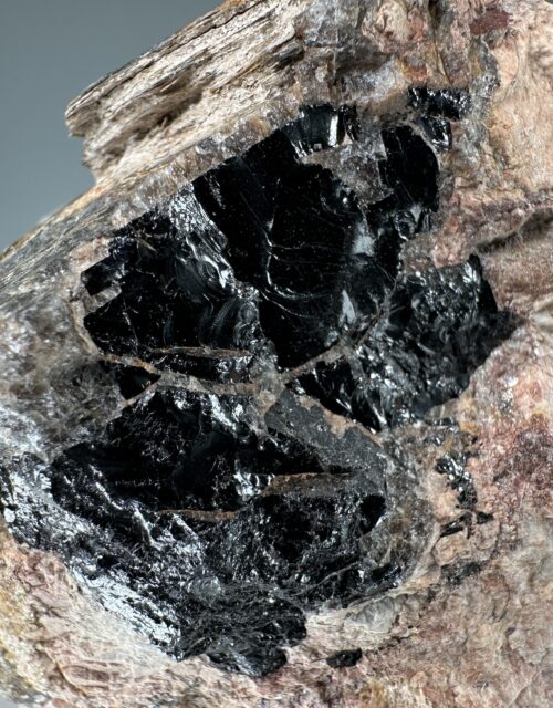 Samarskite-(Y), Muscovite: Spinelli prospect, Glastonbury, Hartford County, Connecticut, USA